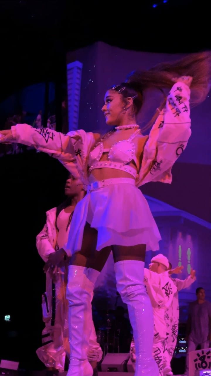 Ariana Grande V Tements Concert