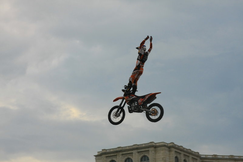 Royal Wallpaper Bike Stunt