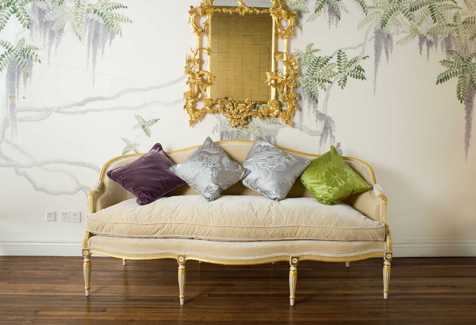 Free Download Wallpaper French Settee Pillows Gold Mirror
