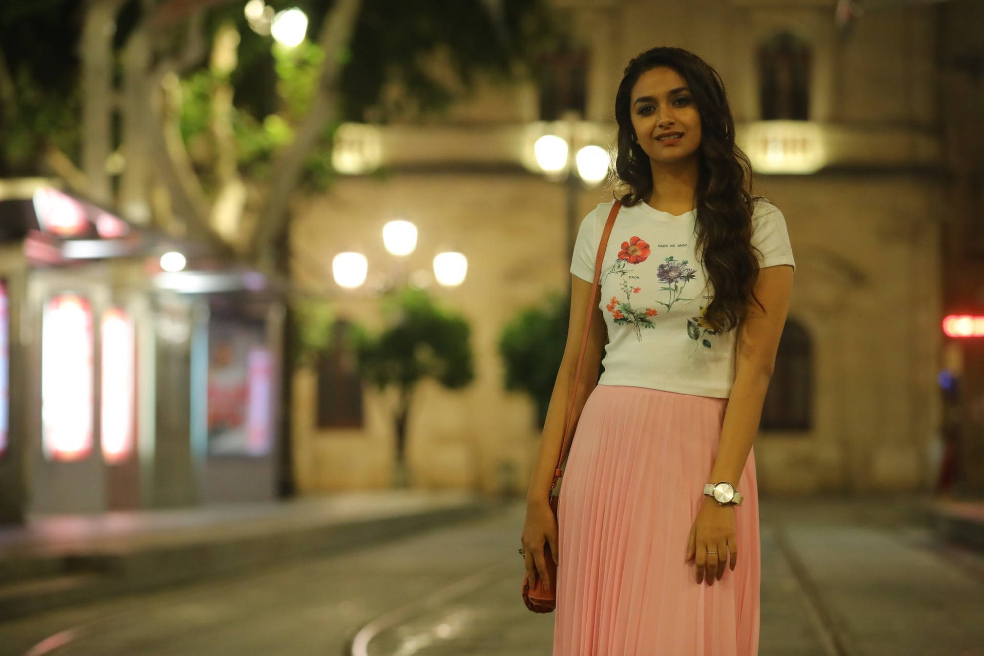 Keerthi Suresh Casual Stroll 00svcf3z6u8s3wer Wallpaper