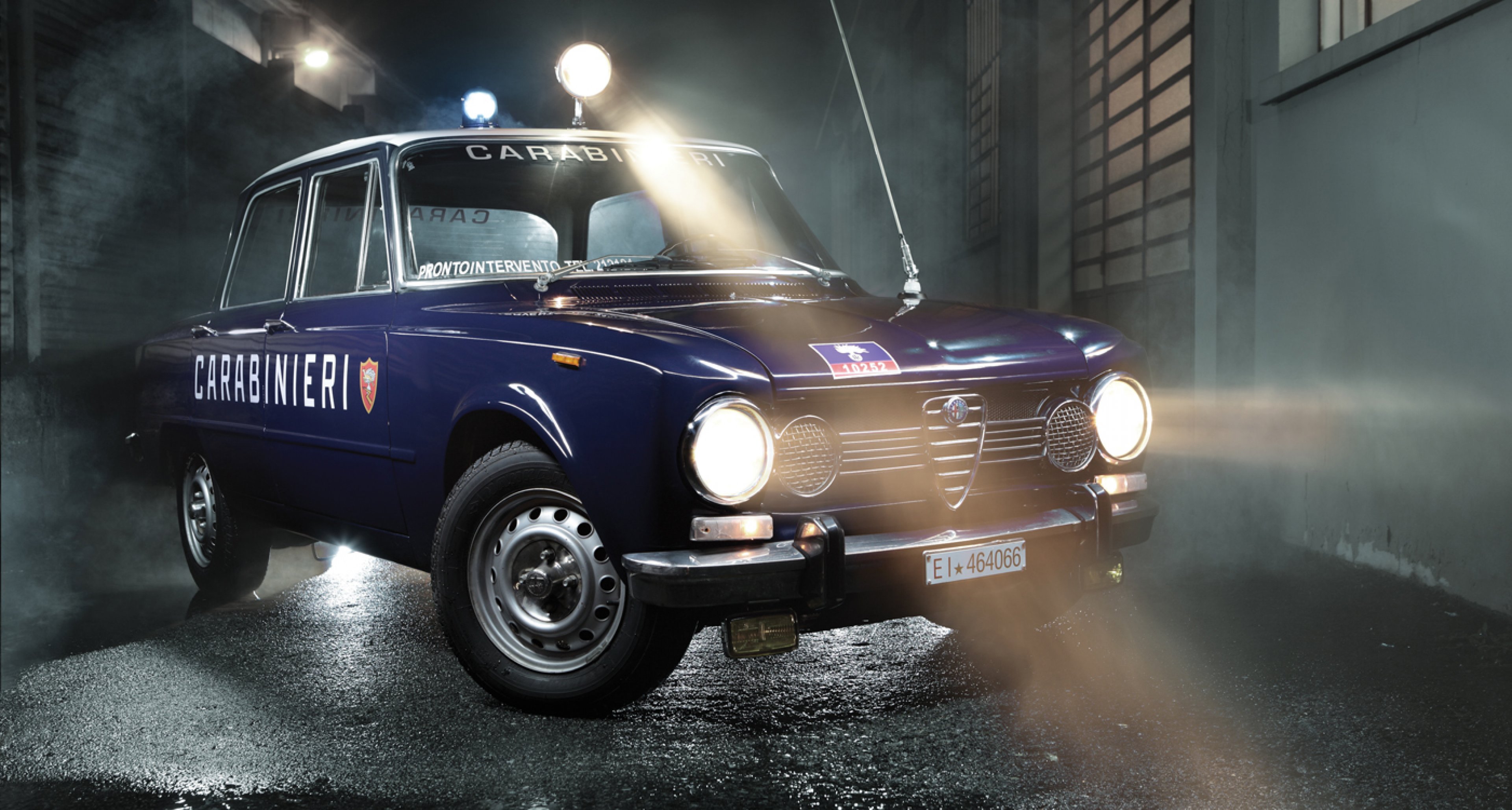 CAF RACER 76 Chase tales with this Alfa Romeo Super Carabinieri