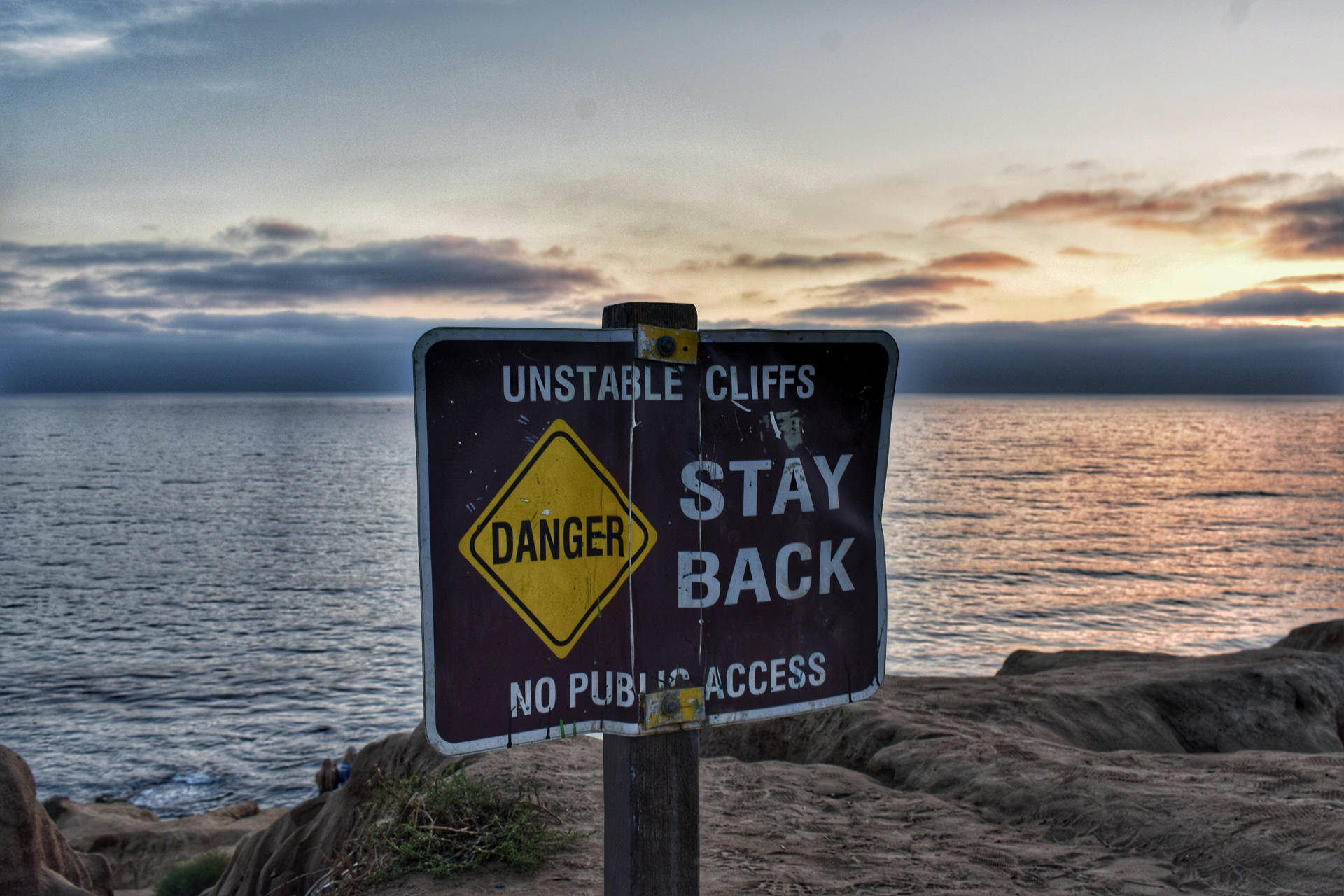 Danger Sign Near Cliff Wfiamxiebqgwuljq Wallpaper