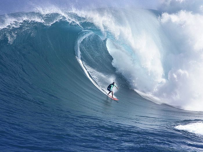  Vol01   Yuri Farrant Surfs Huge Wave at Jaws Maui Hawaii Photo 50 700x525