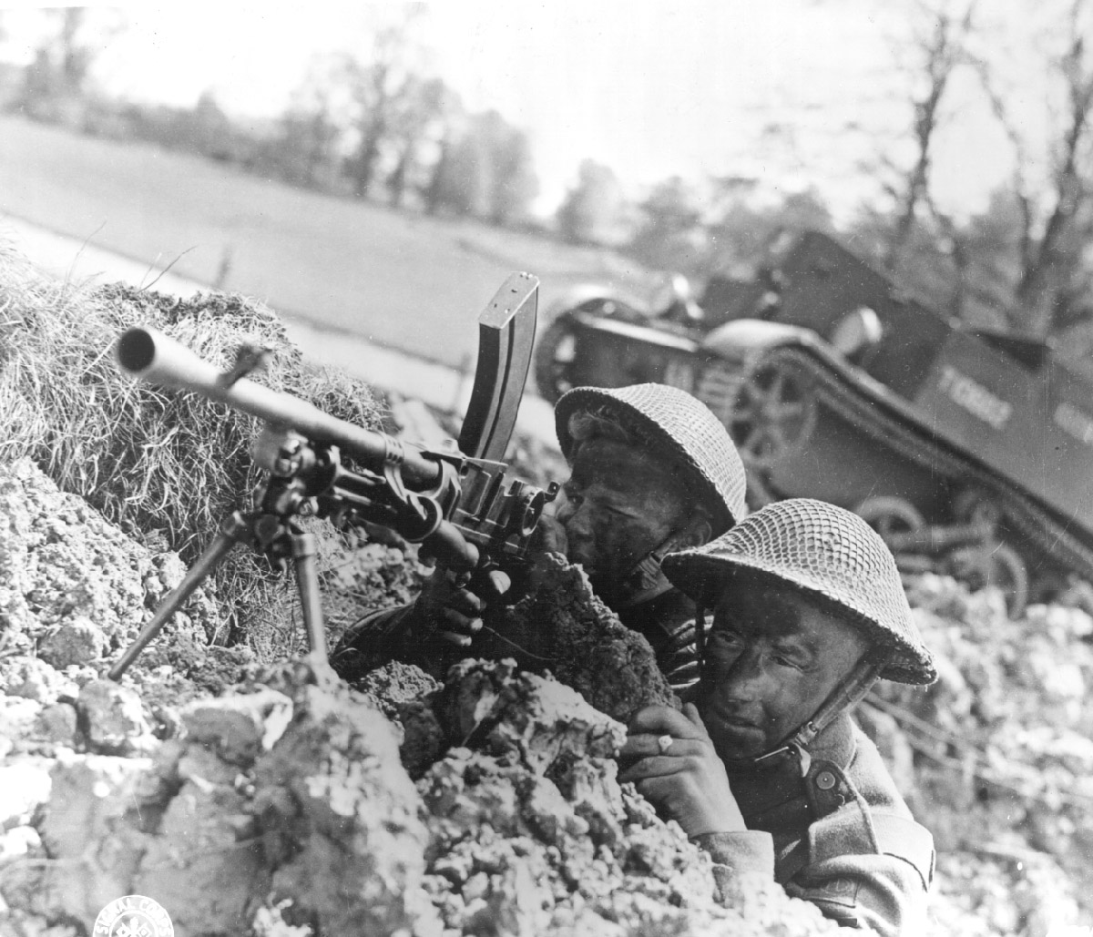World War Soldiers With Machine Gunn