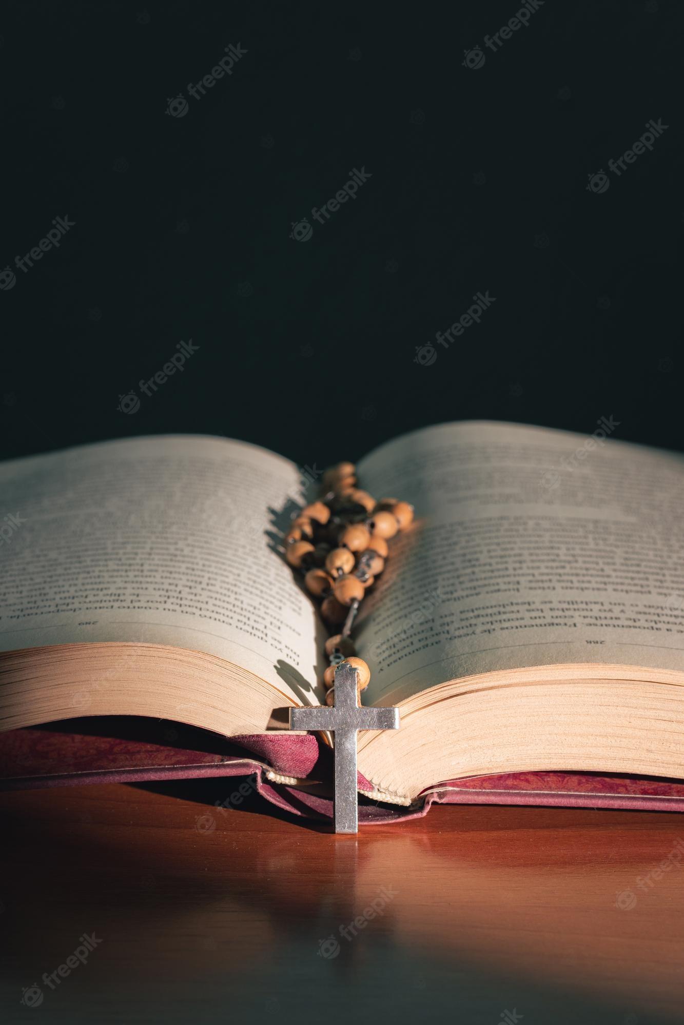 Premium Photo Cross on the holy bible on a wooden table