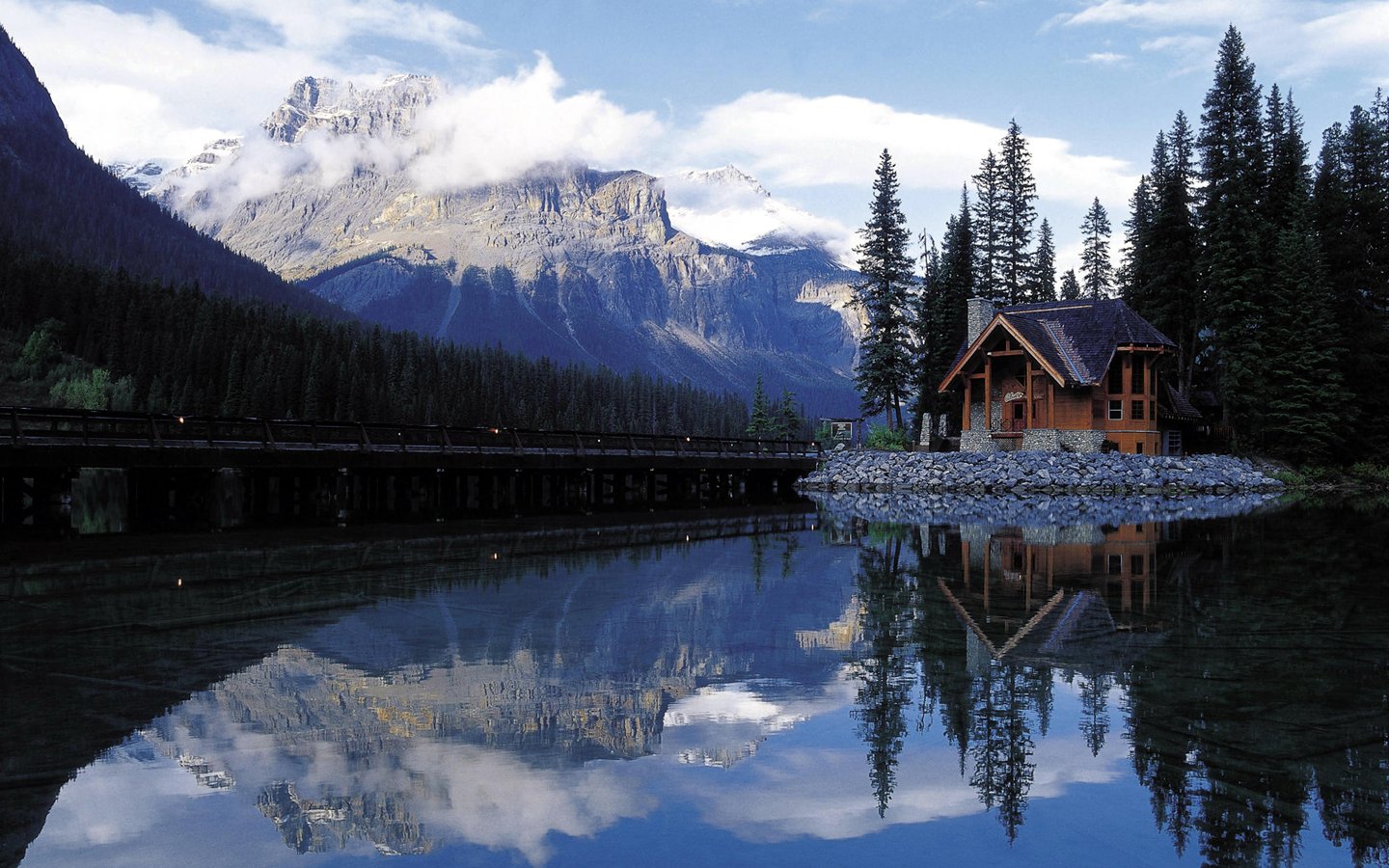 Chalet Au Bord Du Lac Wallpaper