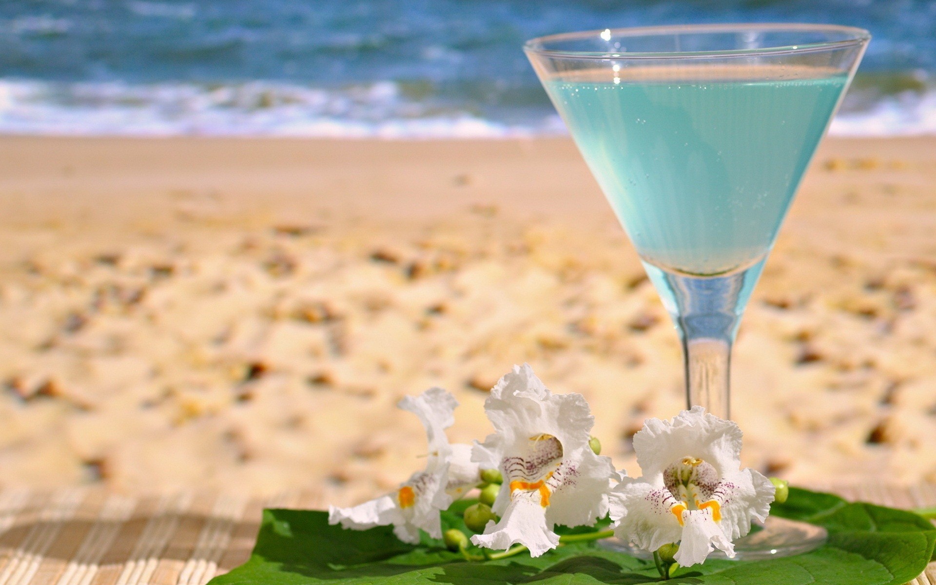 Summer Drink On Beach HD Wallpaper