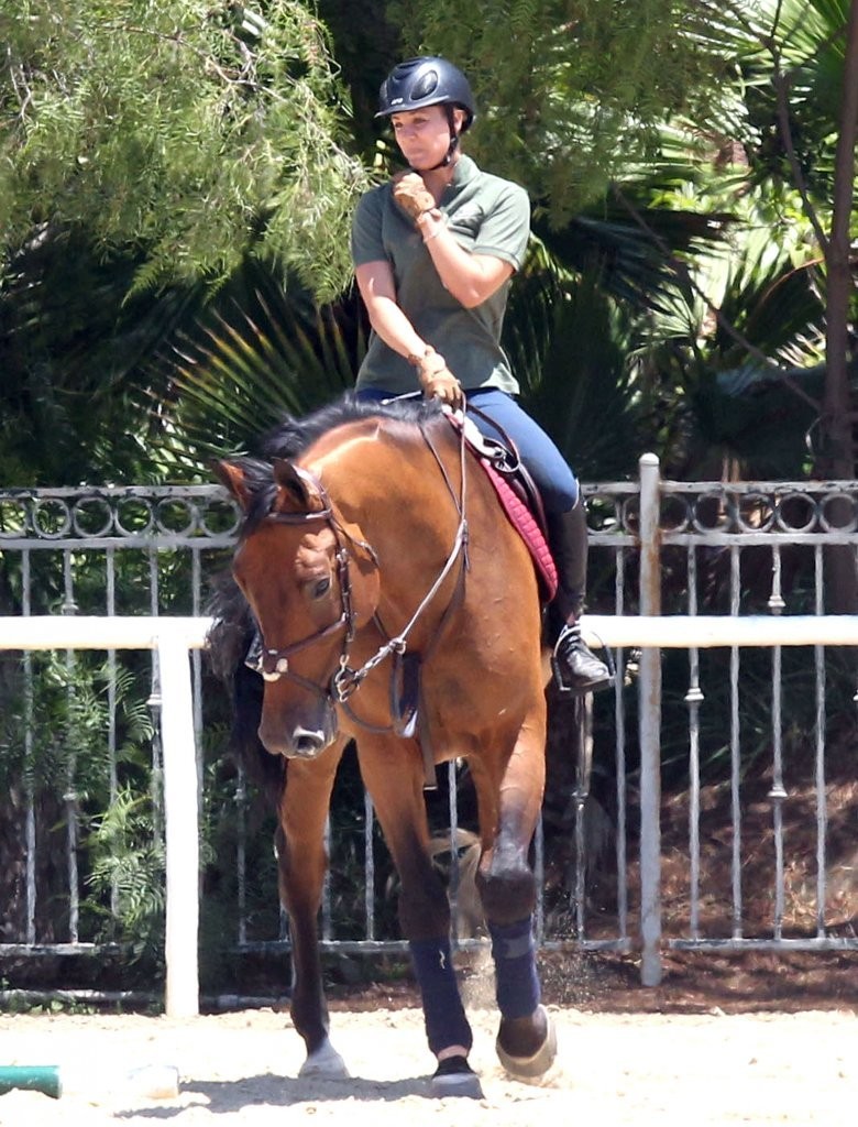 Kaley Cuoco Goes Horseback Riding Pictures Zimbio