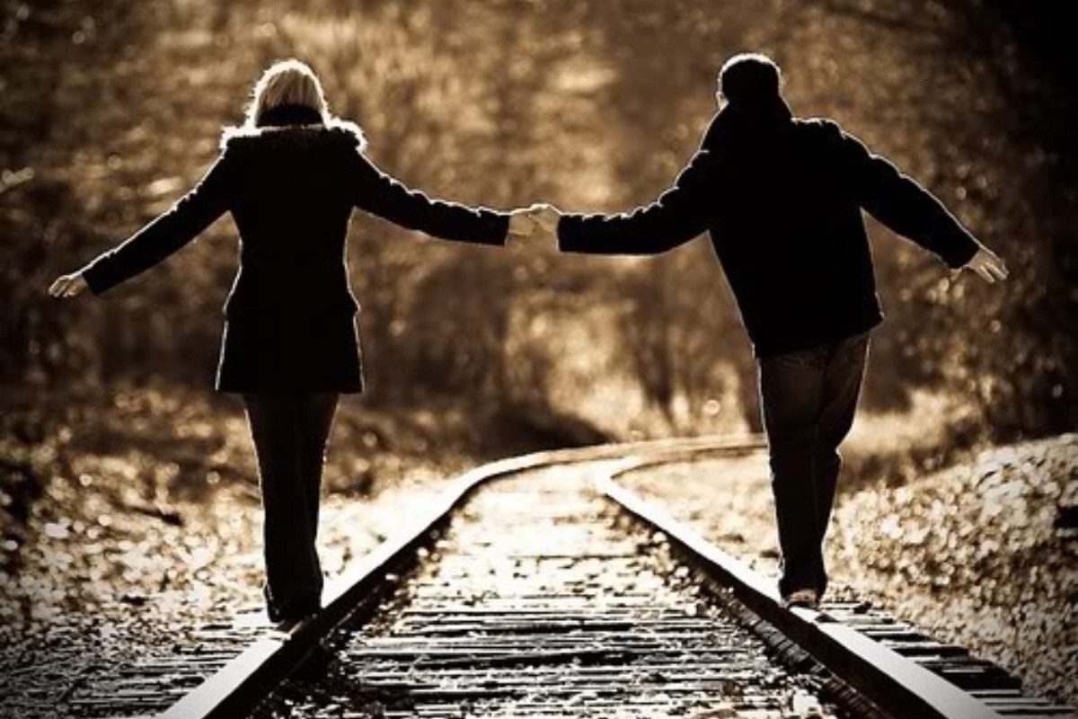 Love Couple Holding Hands Wallpaper