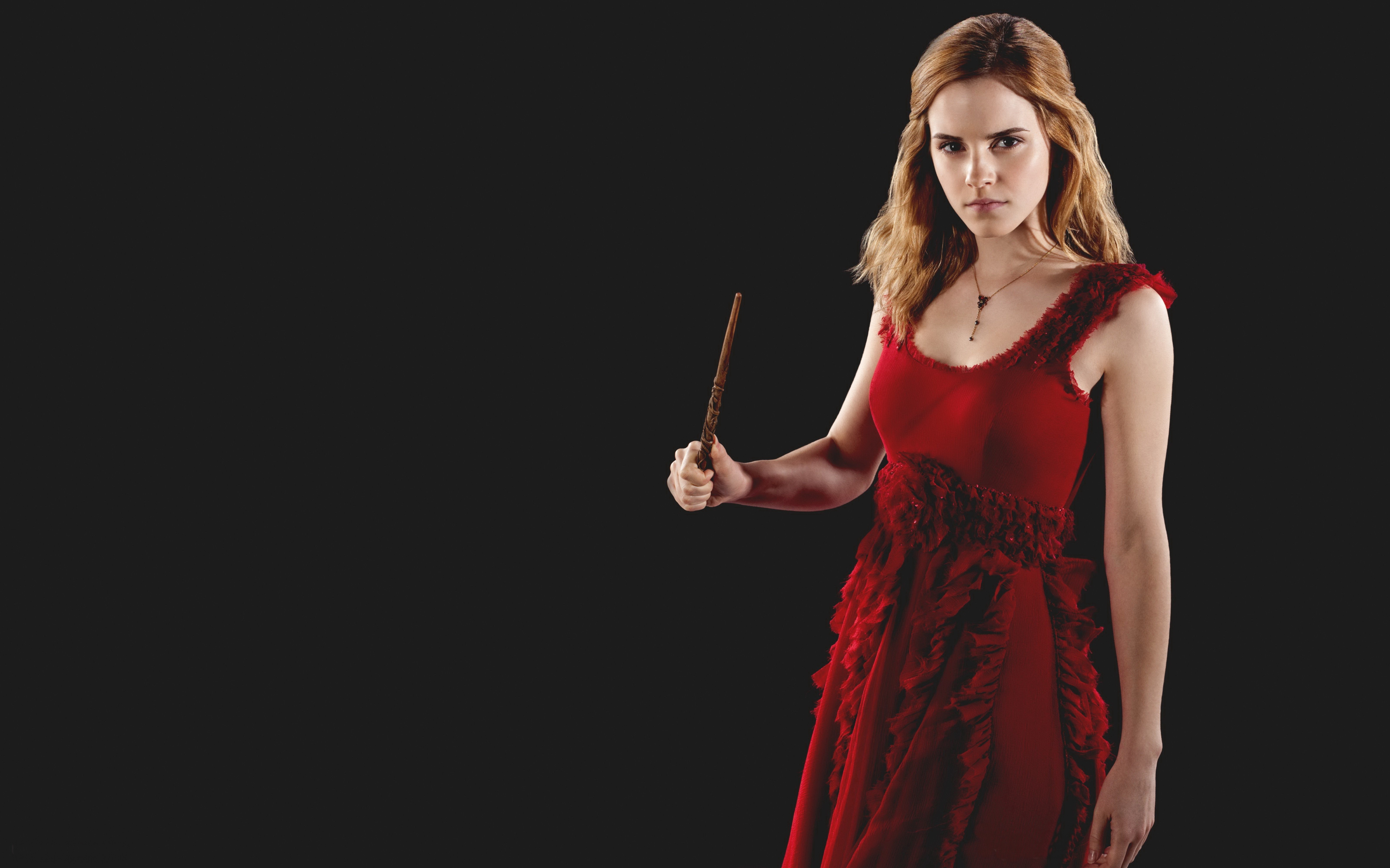 Emma Watson Hermione Granger Fond Noir En Rouge Wallpaper