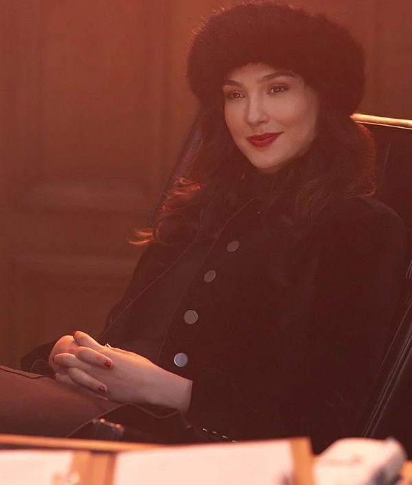 Red Notice Gal Gadot Black Coat Wallpaper