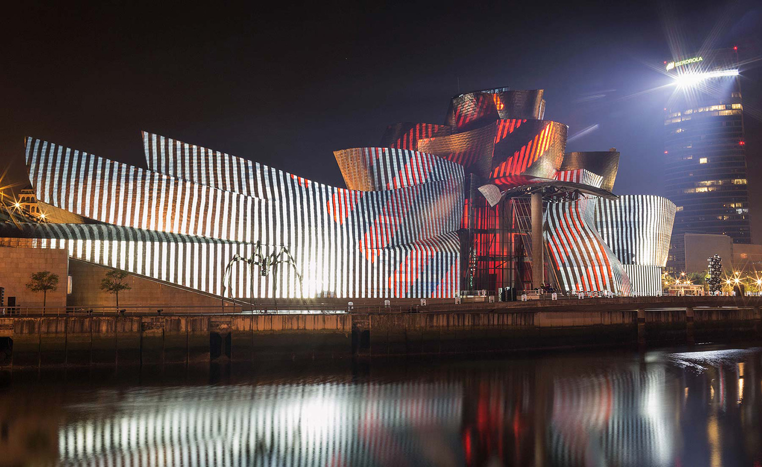 Guggenheim Bilbao Turns In Spectacular Style Wallpaper