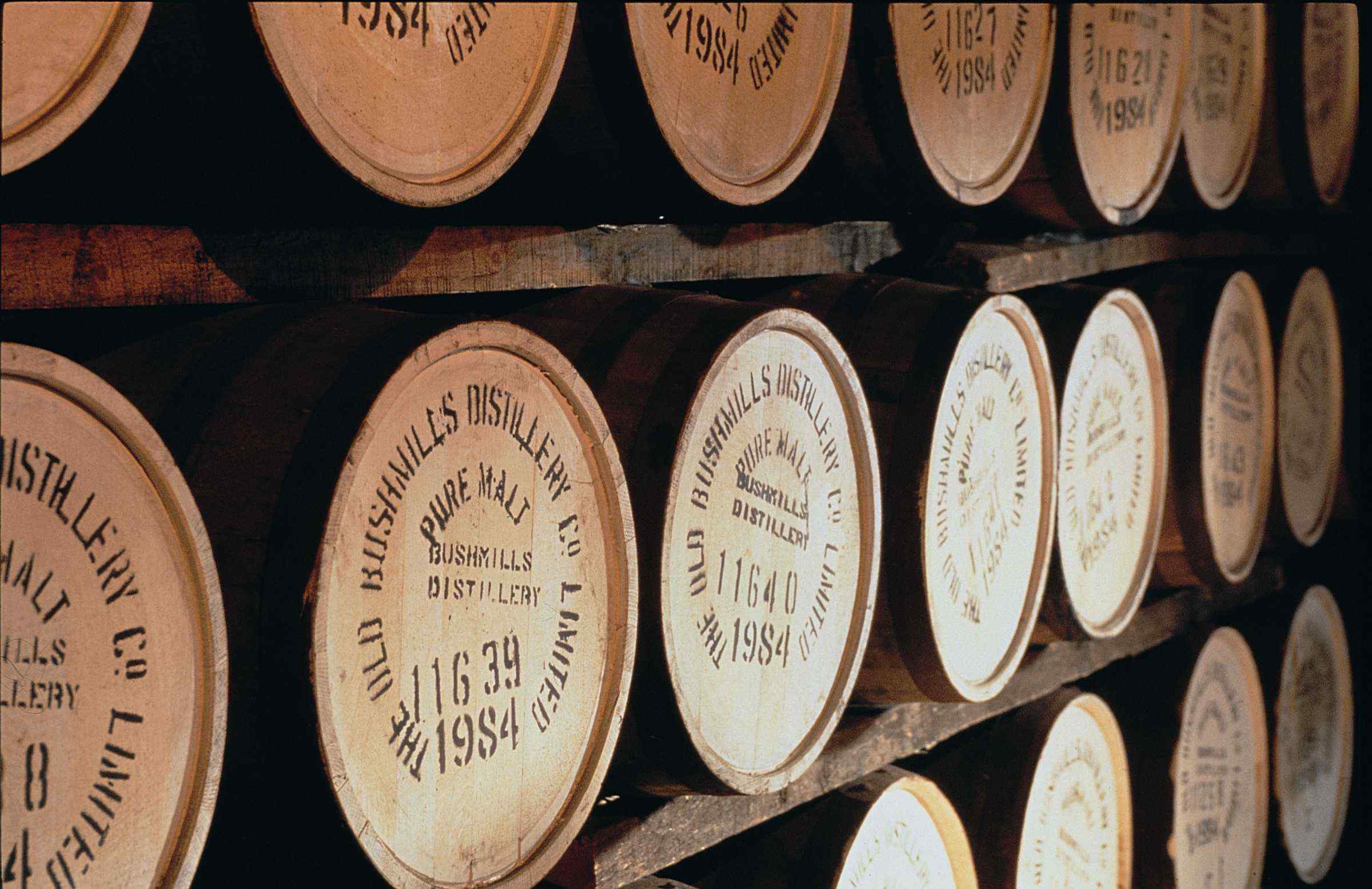KNOW YOUR WHISKEY THE DIFFERENCE BETWEEN BOURBON SCOTCH RYE IRISH