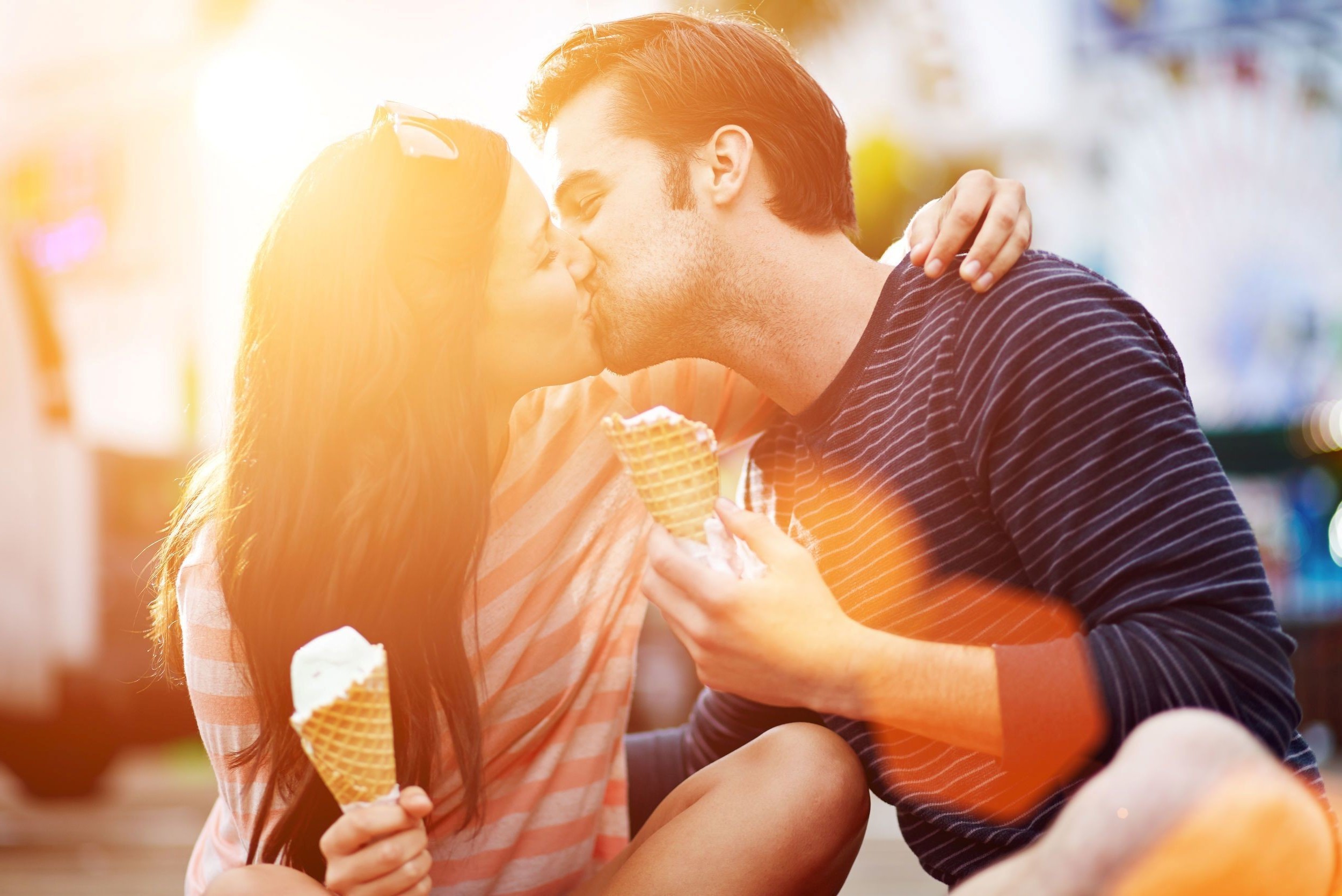 Amazing Lovely Couple Enjoy Lips Kiss Full HD Wallpaper