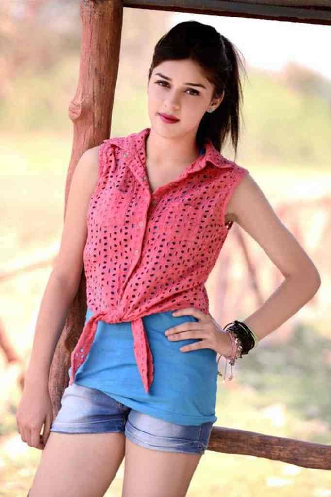 Eisha Singh Bollywood Serial Actress Cute Pictures Collections
