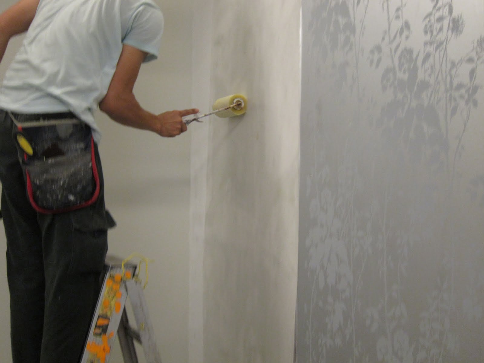 Some Professionals May Choose To Apply Glue Directly On The Wall This