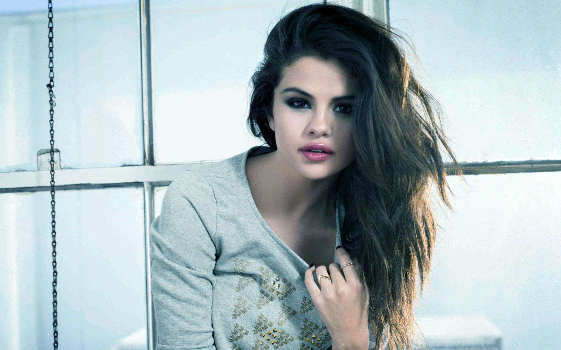Beautiful Selena Gomez HD Wallpaper