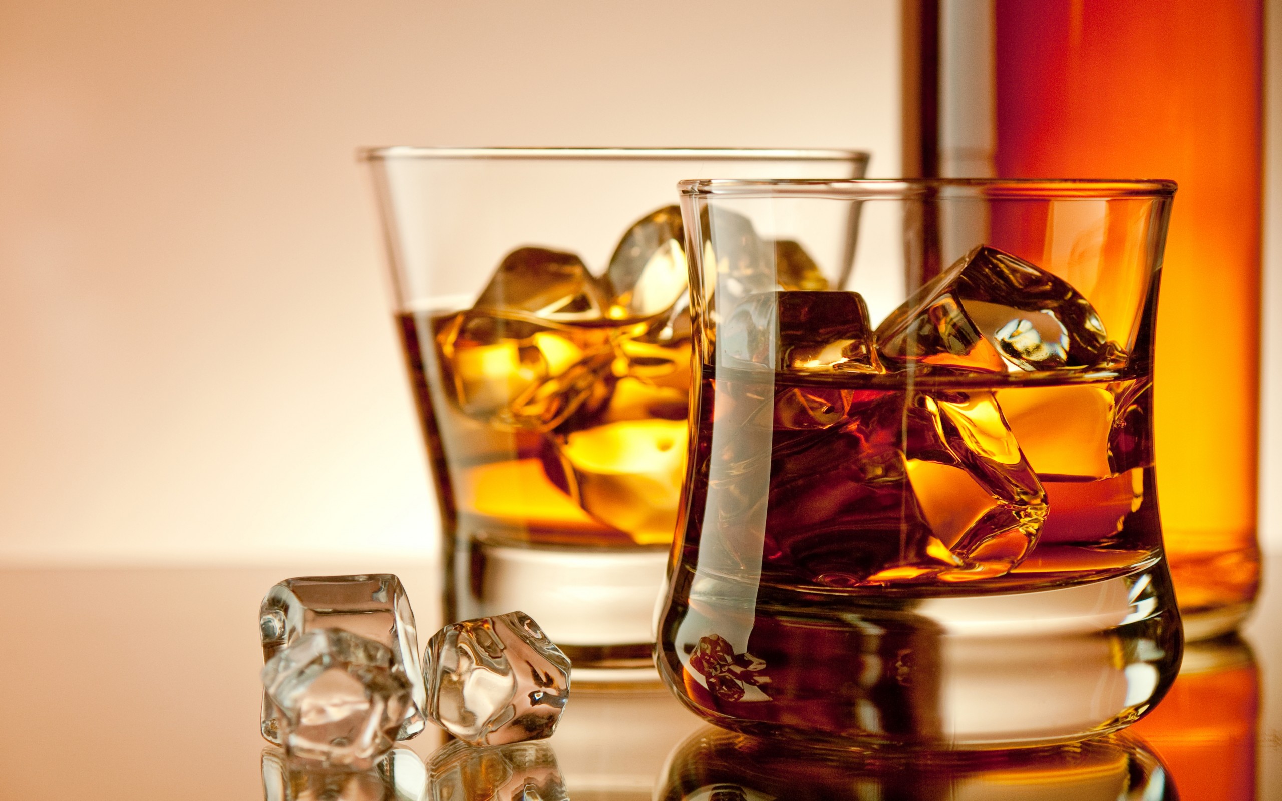 Whiskey Glasses With Ice Cubes Wallpaper