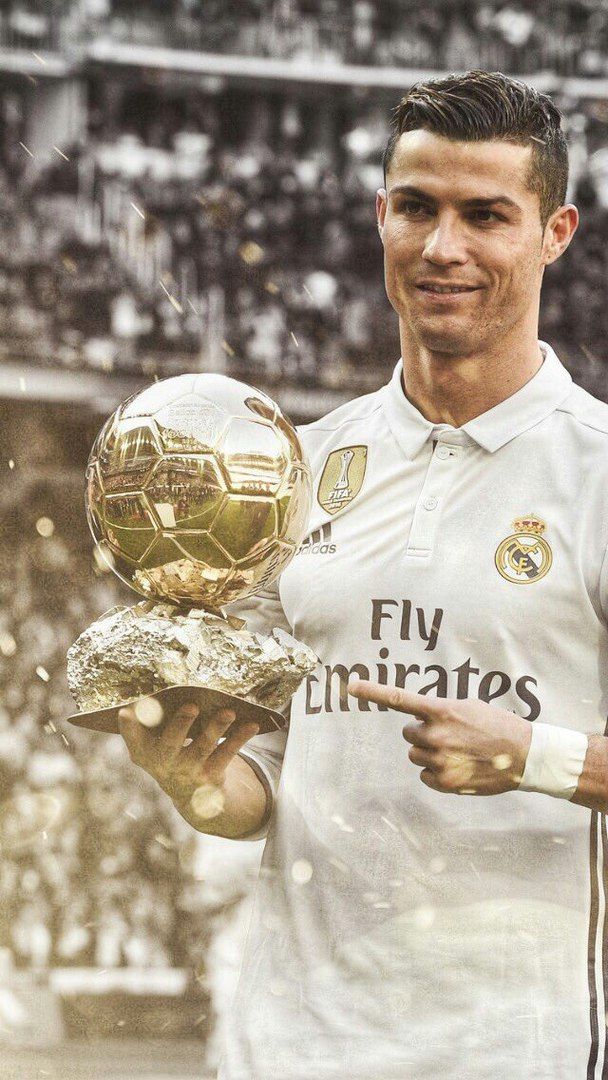 Cristiano Ronaldo Con El Premio Del Real Madrid Los
