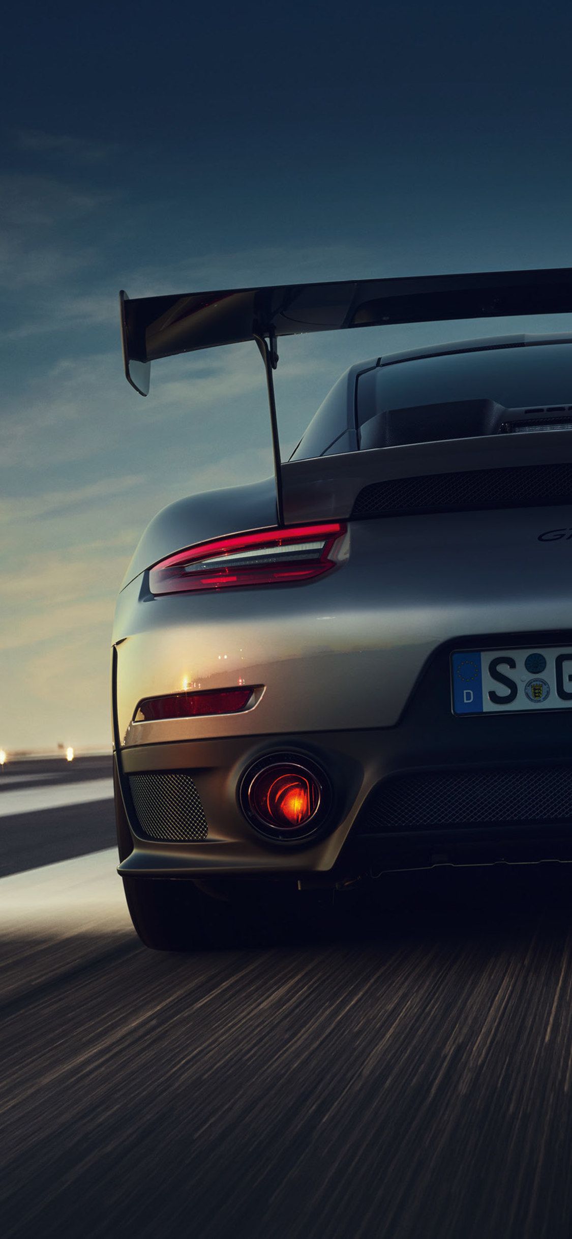 Những hình ảnh về chiếc Porsche 911 trên điện thoại của bạn sẽ càng khiến bạn trầm trồ ngưỡng mộ về dòng xe thể thao này. Với thiết kế đặc trưng và sức mạnh đầy ấn tượng, chiếc 911 sẽ là một lựa chọn tuyệt vời cho những người yêu thích xe hơi.