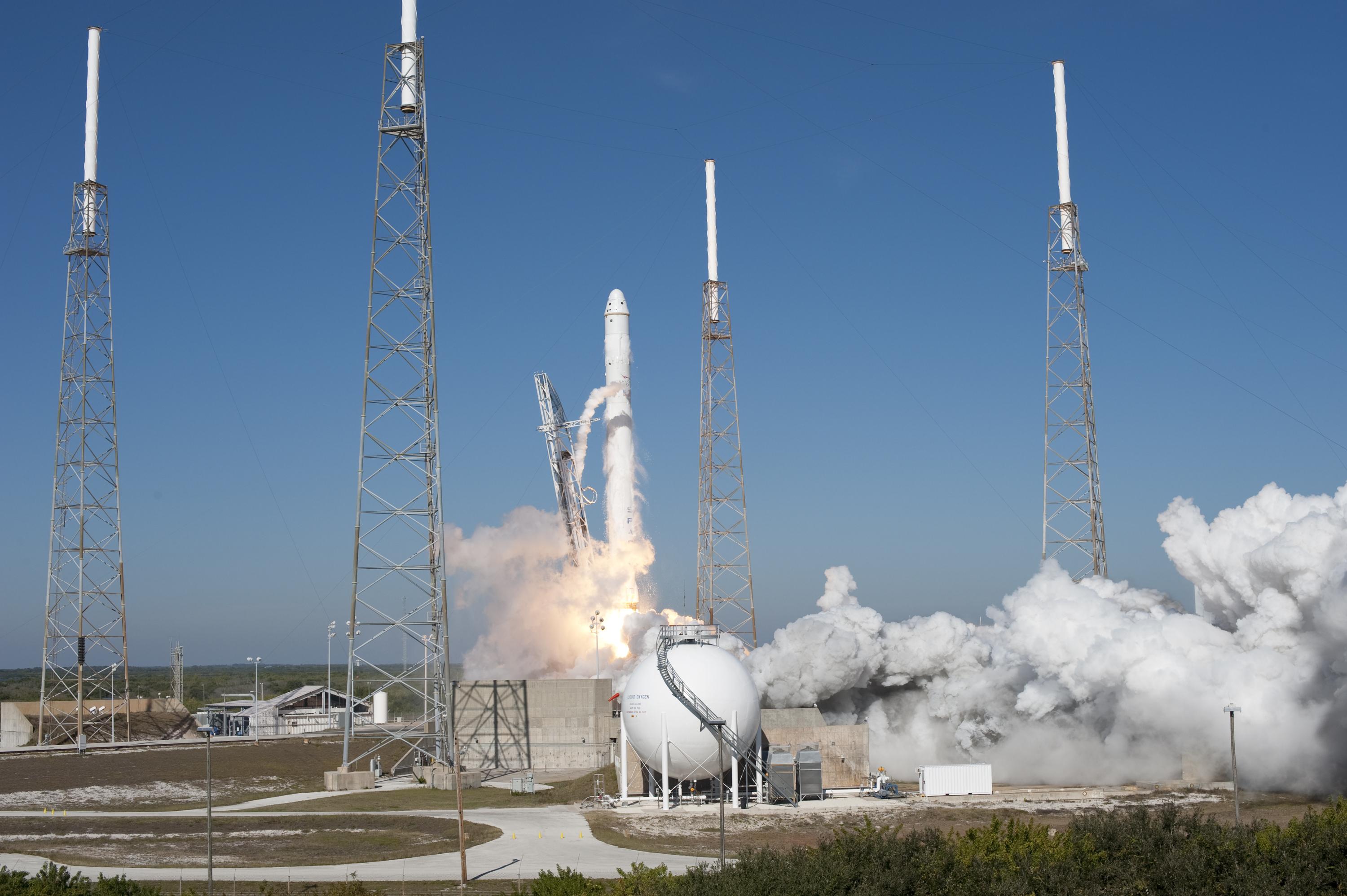 Description Spacex S Falcon Rocket Dragon Spacecraft Lift Off