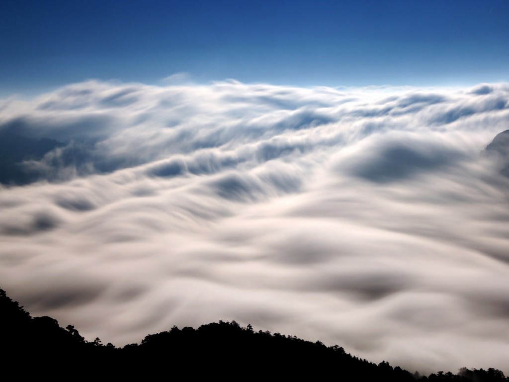 Landscape Of Mountain Wave Clouds In Giant Windows 8 Wallpaper HD
