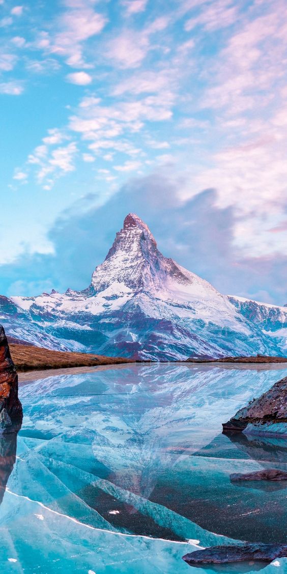 Hãy tải những bức hình núi đẹp miễn phí cho iPhone của bạn để trải nghiệm những cảnh đẹp hùng vĩ với những ngọn núi cao chổng chất. Tận hưởng thời gian tự do của bạn với những hình ảnh được chọn lọc kỹ lưỡng. 