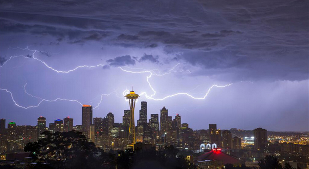 The Coolest Photo Ever Of Seattle S Skyline Is Going Viral Geekwire