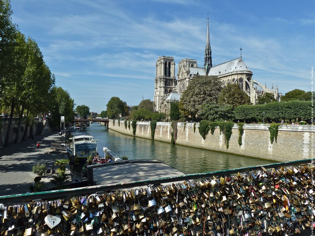 Le Pont Des Arts Et Notre Dame Dans Photo France Paris Signaler