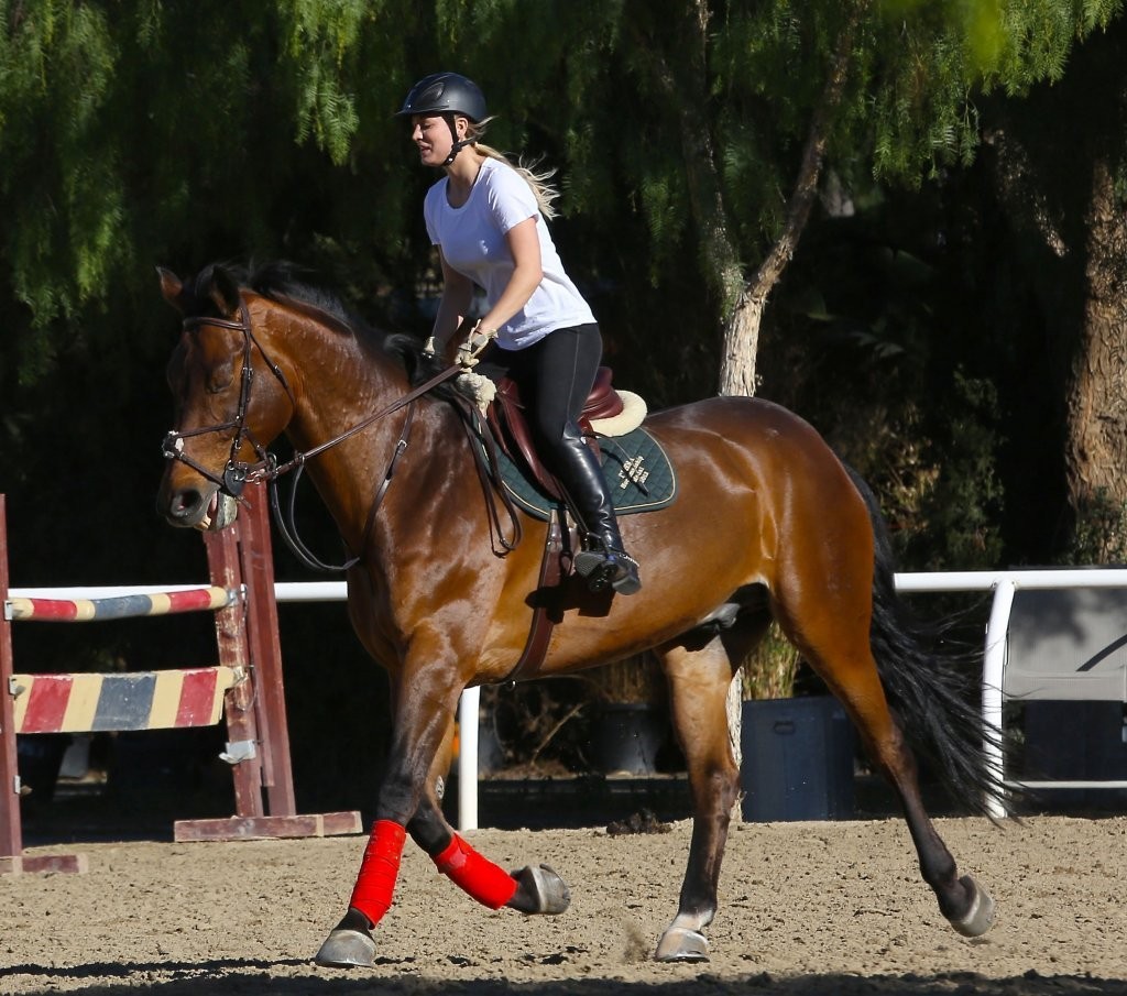 Kaley Cuoco Sweeting Photos Goes Horseback Riding