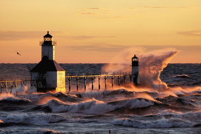 Great Lakes Waves offer beauty power danger 640x427