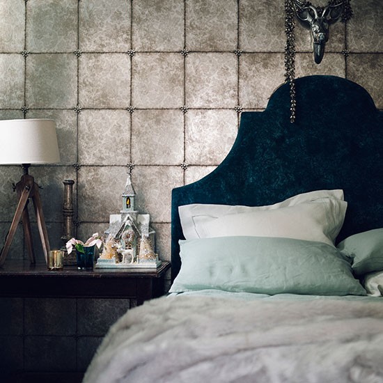 Modern bedroom with metallic wallpaper Bedroom decorating Homes 550x550