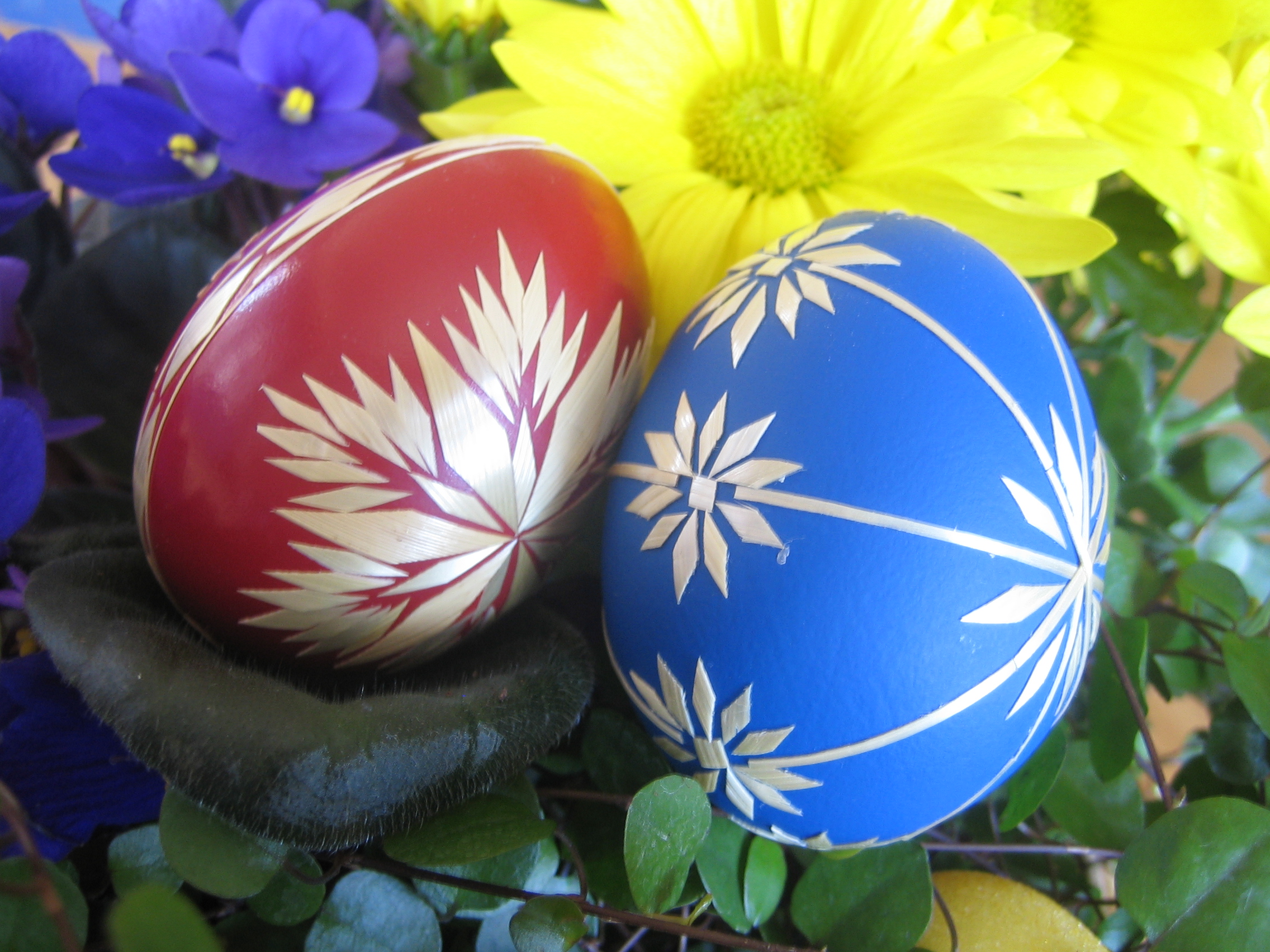 File Red And Blue Easter Eggs Jpg Wikimedia Mons