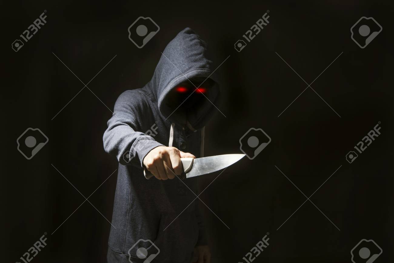 Человек в капюшоне с ножом