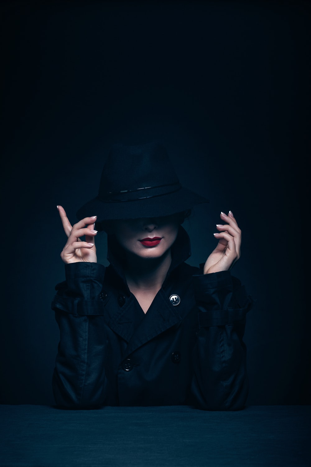 Hãy ngắm nhìn hình ảnh của một phụ nữ trong áo khoác và mũ đen. Với sự kết hợp từ hai trang phục này, cô ấy trông thật cá tính và bí ẩn. Bạn sẽ không muốn bỏ lỡ cơ hội hiểu rõ hơn về phong cách này qua hình ảnh độc đáo này.