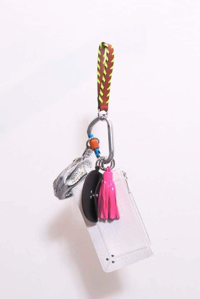 J R Me Dreyfuss Jitoumi In White Wallpaper