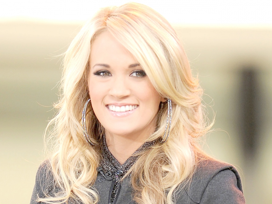 Carrie Underwood Smiling In Resolution