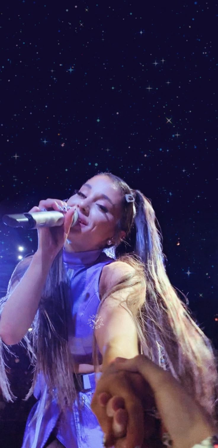 Ariana Grande Wallpaper