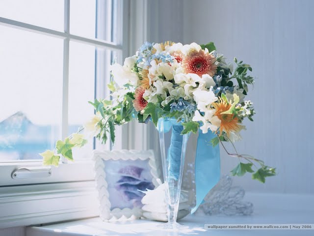 Arrangement Elegant Flower Bouquet In Vase Wallpaper