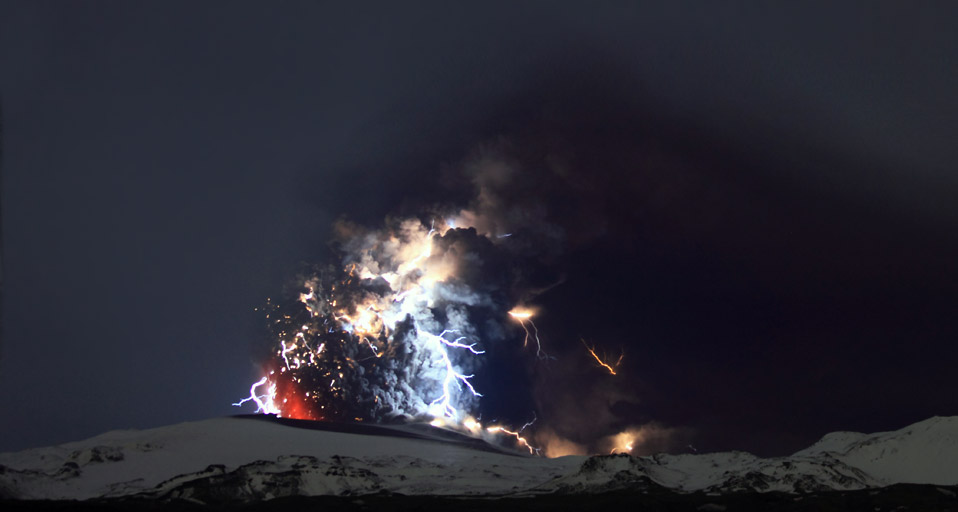 Image Iceland Volcano Volcanic Eruptions Are Lit By Lightning