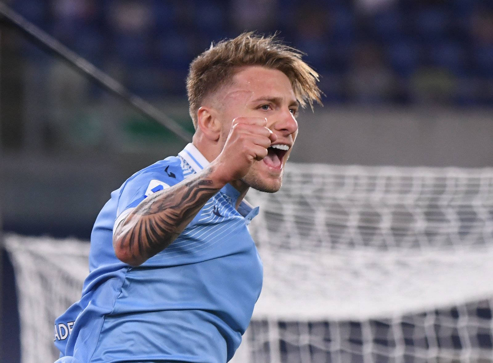 En Ciroimmobile Mit W Tendem Gesichtsausdruck Wallpaper