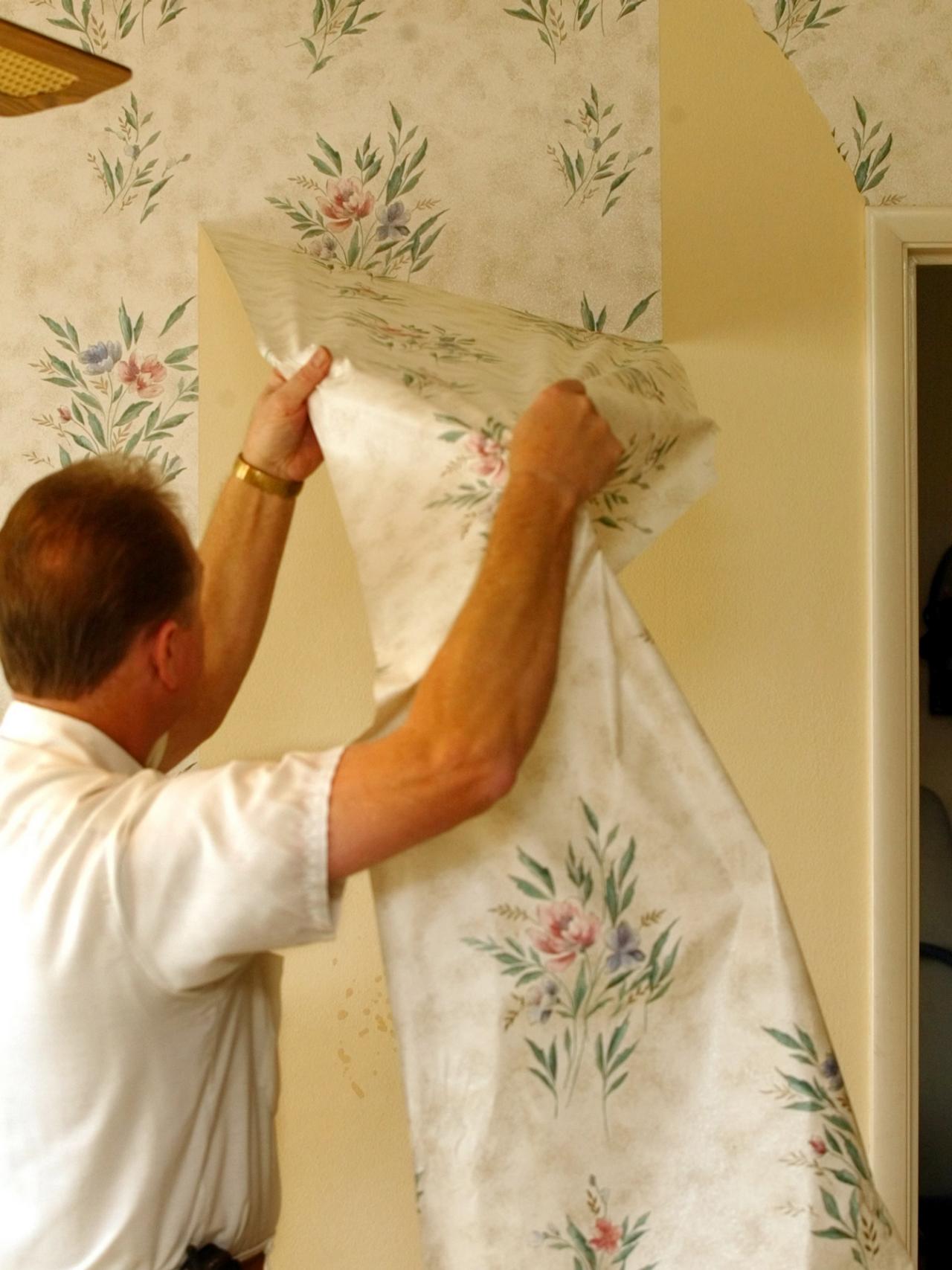wallpaper contractor demonstrates the proper way to remove wallpaper