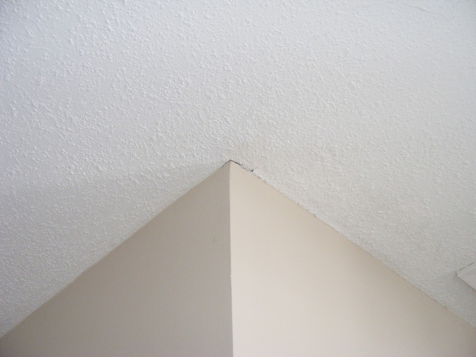 crack in ceiling plaster