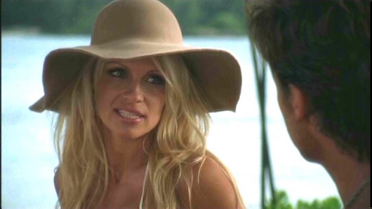 Pamela Anderson Plays Cj In Twentieth Century Fox S Baywatch Hawaiian
