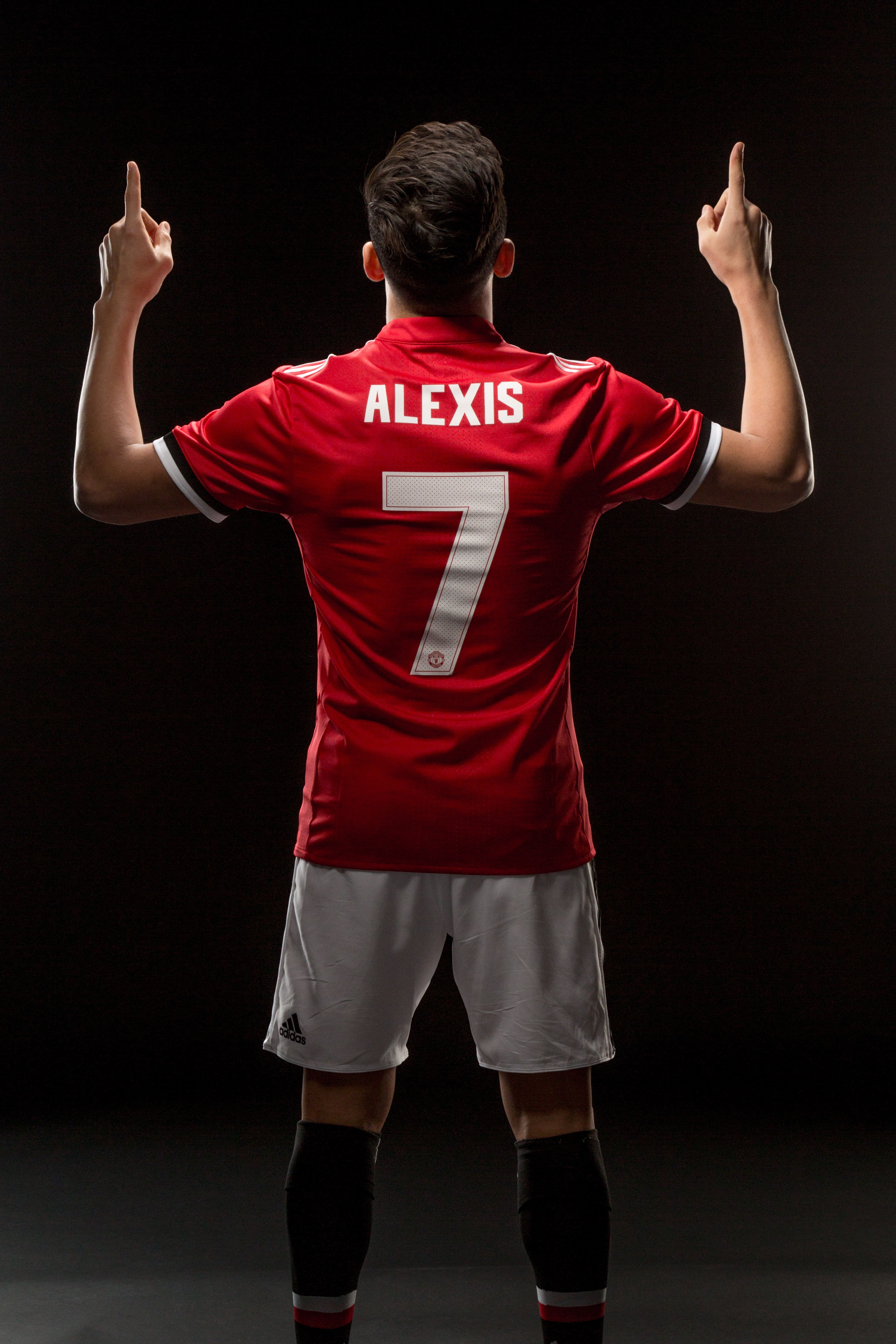 United Fans React To Alexis Sanchez Signing Official Manchester