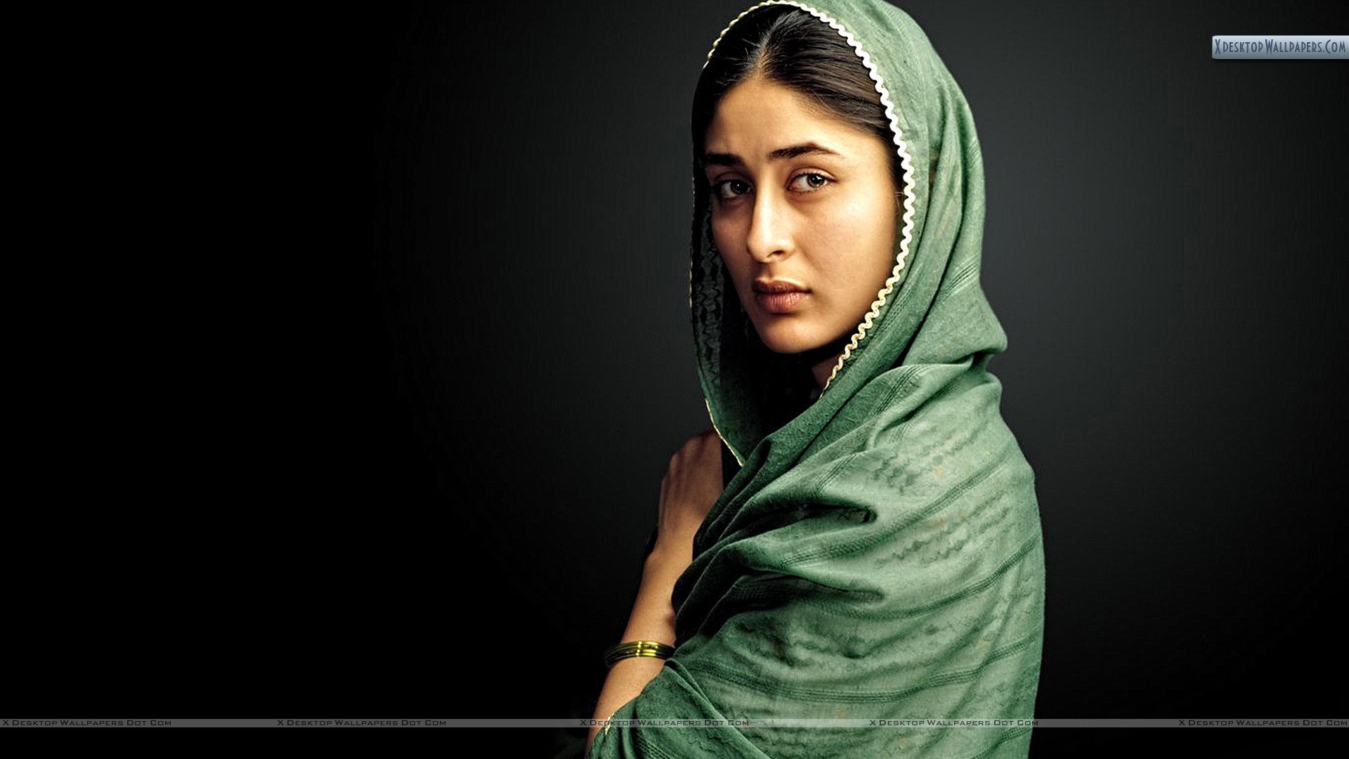 Kareena Kapoor Sade Face In Green Dress Wallpaper