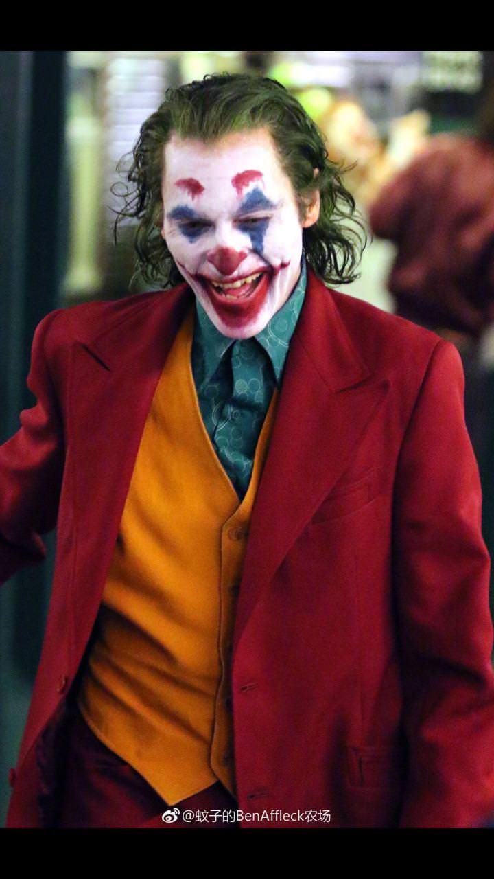 Clear Costume Pics Of Joaquin Phoenix In Joker Favorite