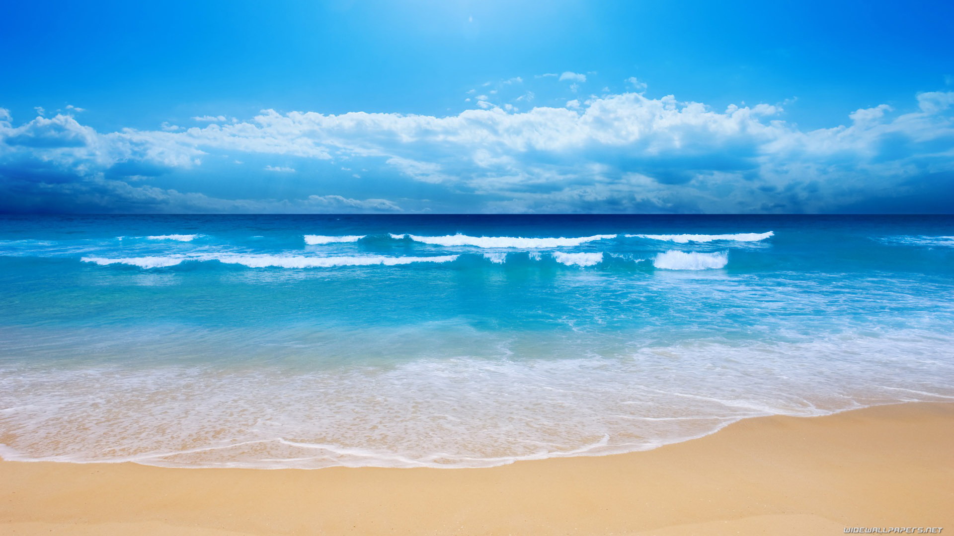 Một bãi biển tuyệt đẹp, với bãi cát và nước biển trong xanh hòa quyện với nhau. Đây là một thiên đường nghỉ dưỡng giữa mùa hè nóng bức. Đến với hình ảnh này, bạn sẽ cảm thấy nhẹ nhõm và thư giãn hơn bao giờ hết.