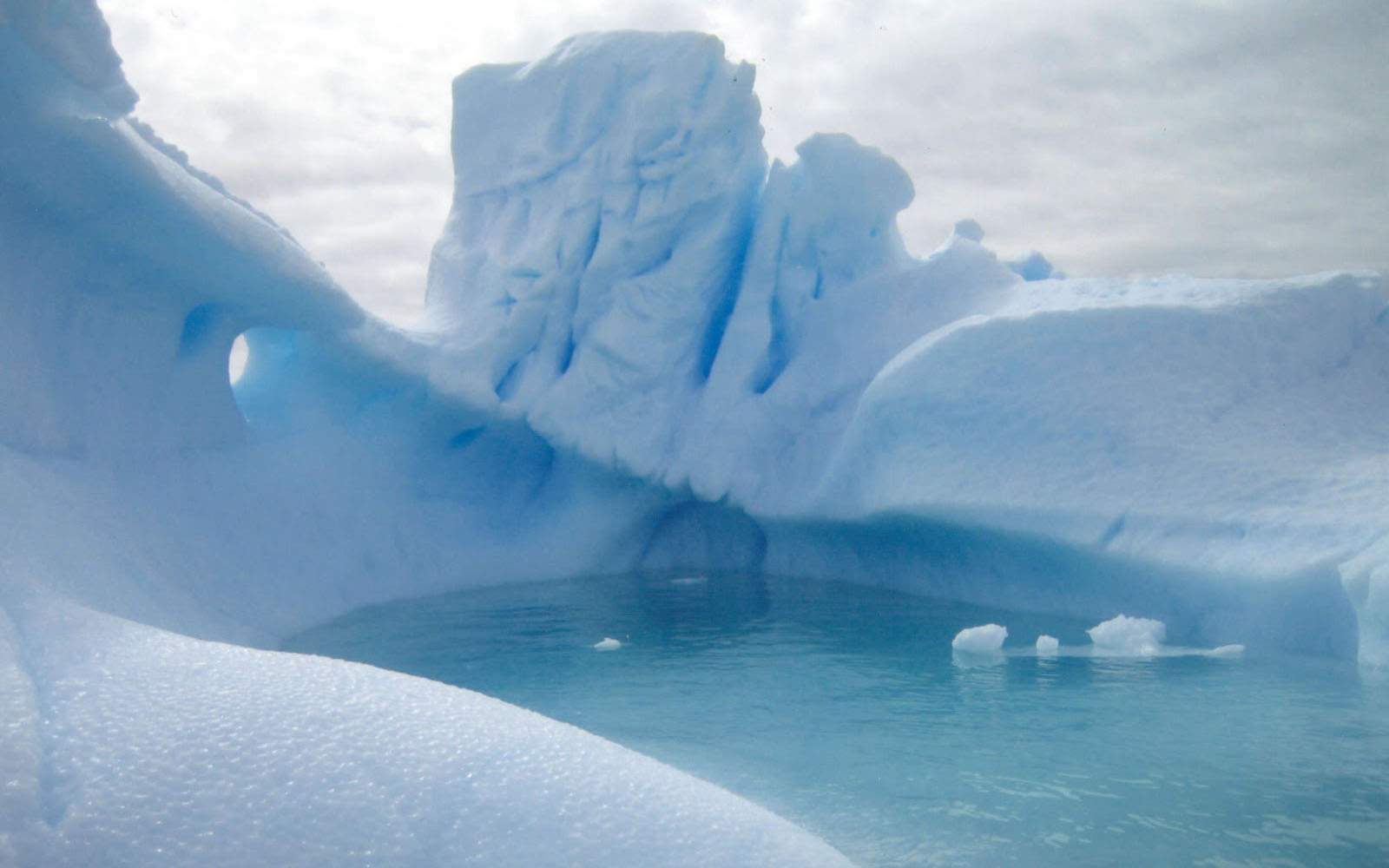 Wallpaper Huge Antarctic Iceberg