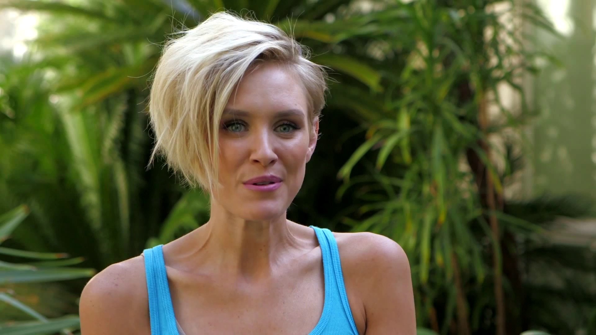 Poolside With Nicky Whelan Video Dailymotion